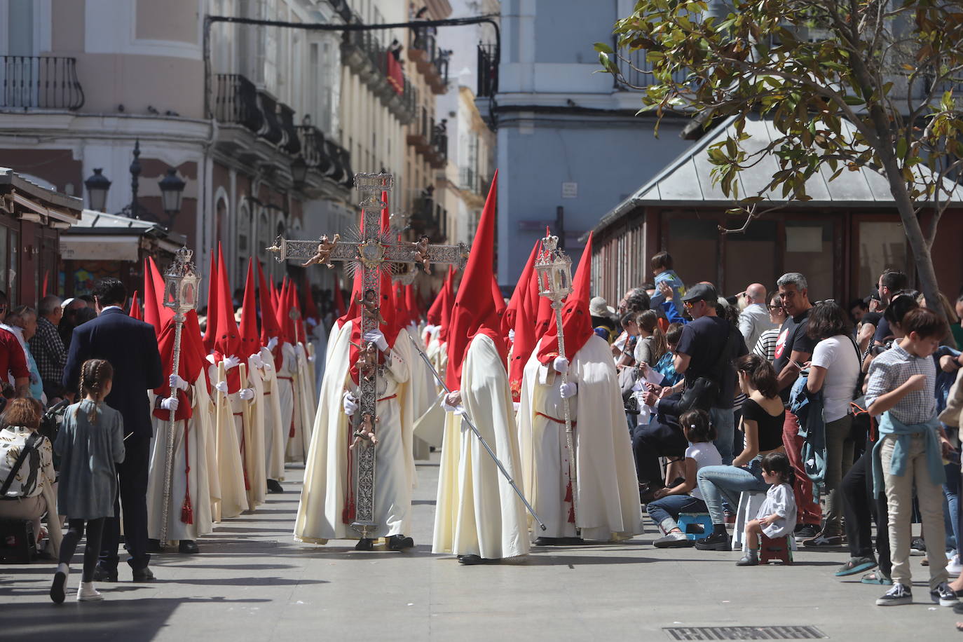 Fotos: Las Penas y su andar por las calles de Cádiz en este Domingo de Ramos
