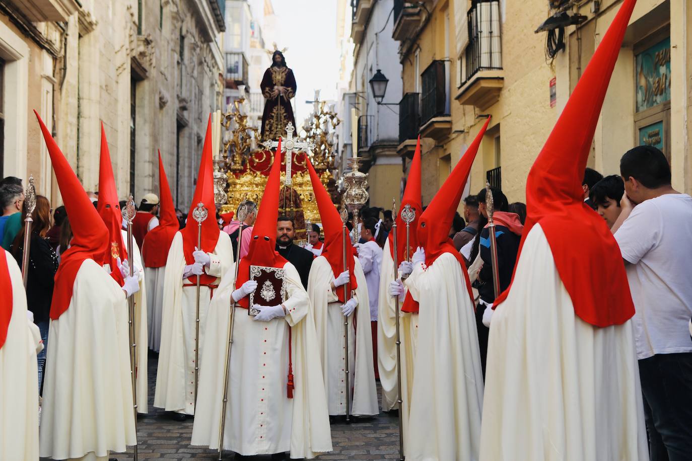Fotos: Las Penas y su andar por las calles de Cádiz en este Domingo de Ramos