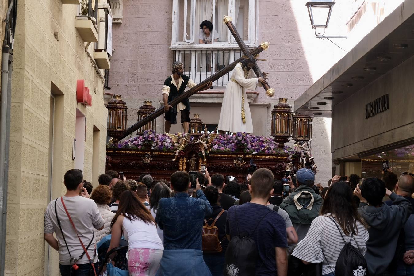 Fotos: El Nazareno del Amor recorre las calles de Cádiz