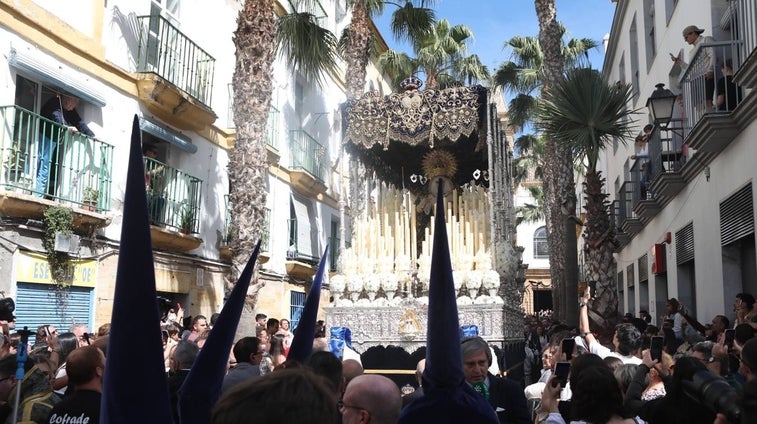 Vídeo: El Cristo de la Veracruz y la Virgen de la Soledad, el Lunes Santo en Cádiz