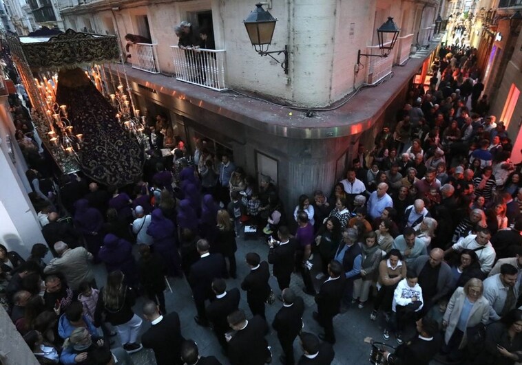 Clasicismo y juventud de la mano de un Martes Santo por fin completo en Cádiz