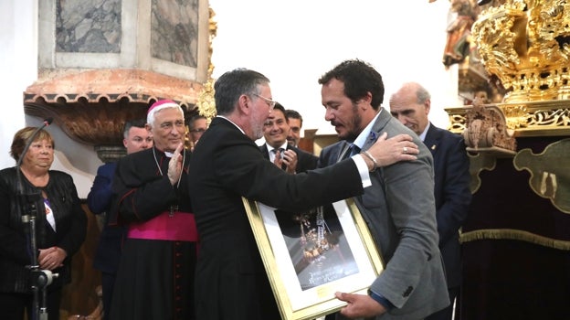 Jacinto Plaza, hermano mayor, entrega un cuadro del Nazareno al alcalde José María González