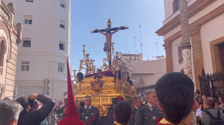 Vídeo: Expiración vuelve a salir desde su sede canónica, la iglesia Castrense, en Cádiz