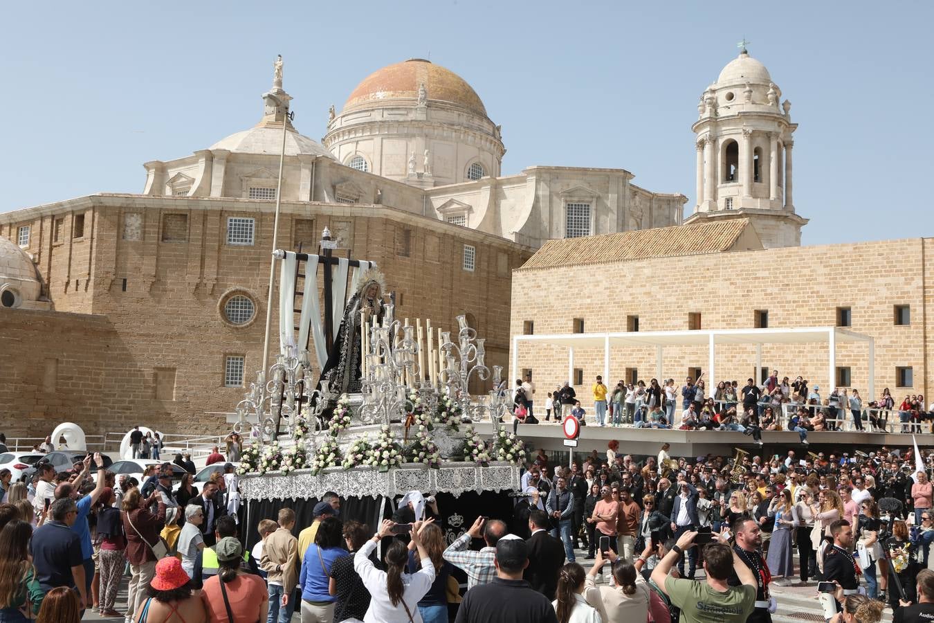 La hermandad de la Soledad y el Santo Entierro en el Sábado Santo de Cádiz
