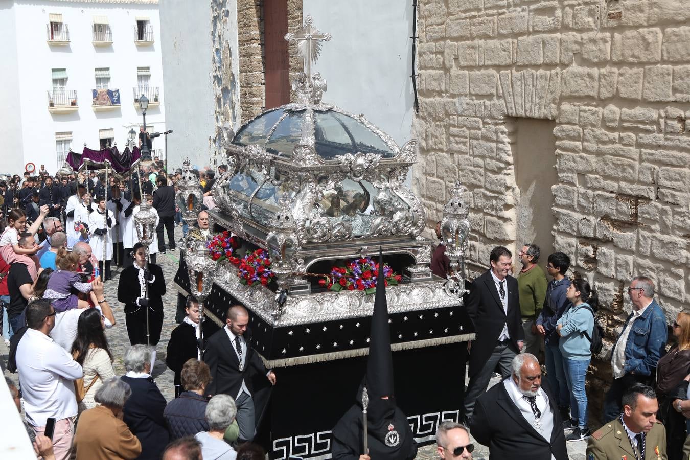 La hermandad de la Soledad y el Santo Entierro en el Sábado Santo de Cádiz