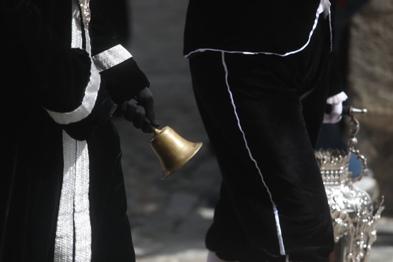La hermandad de la Soledad y el Santo Entierro en el Sábado Santo de Cádiz