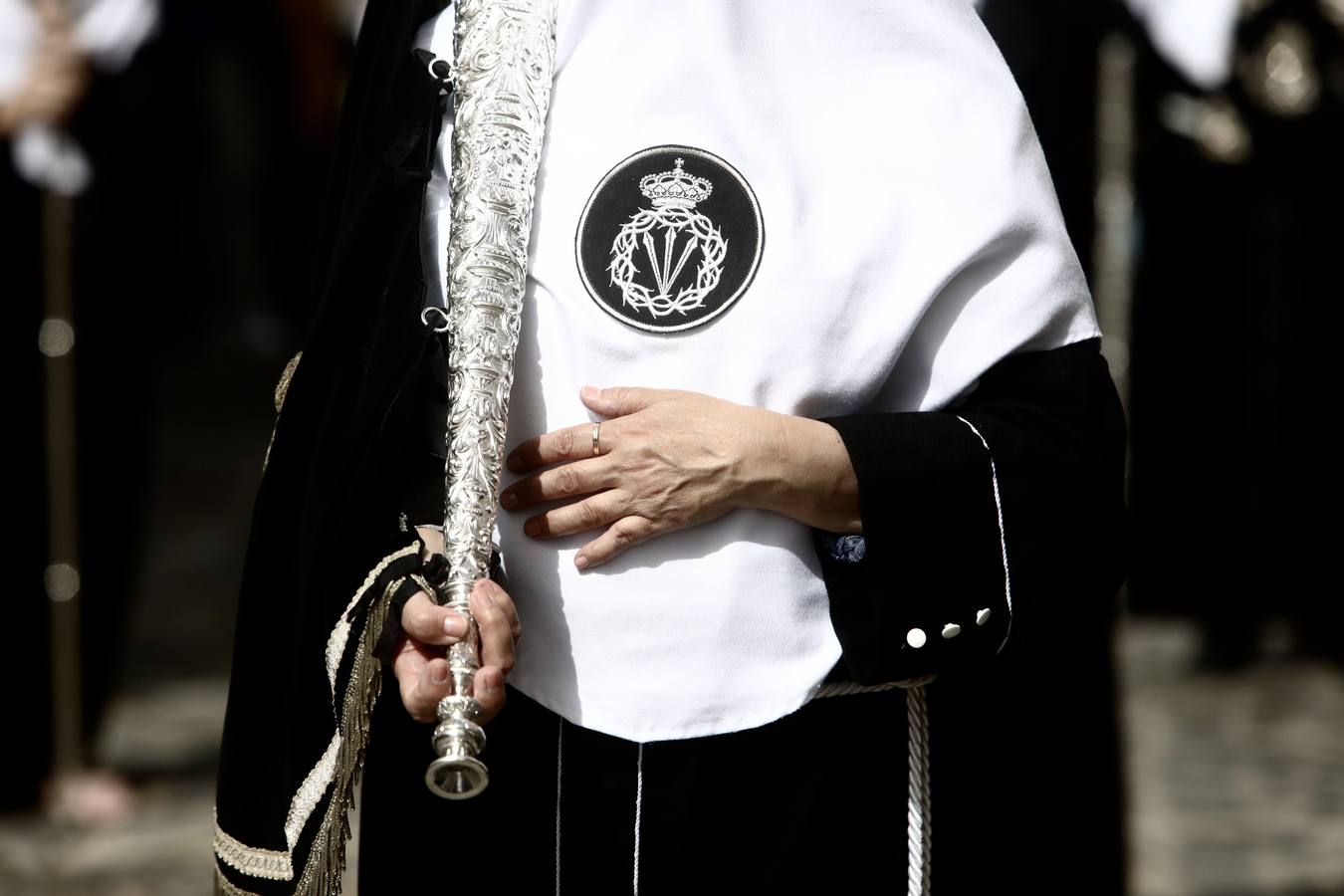 La hermandad de la Soledad y el Santo Entierro en el Sábado Santo de Cádiz