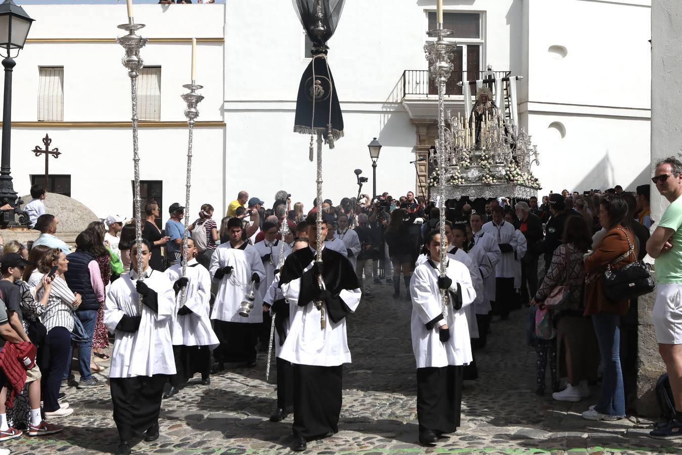 La hermandad de la Soledad y el Santo Entierro en el Sábado Santo de Cádiz