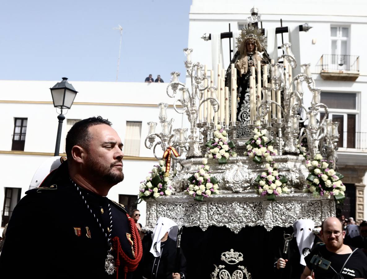 La hermandad de la Soledad y el Santo Entierro en el Sábado Santo de Cádiz