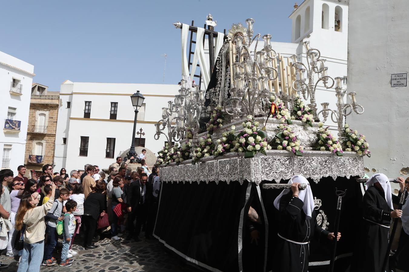 La hermandad de la Soledad y el Santo Entierro en el Sábado Santo de Cádiz