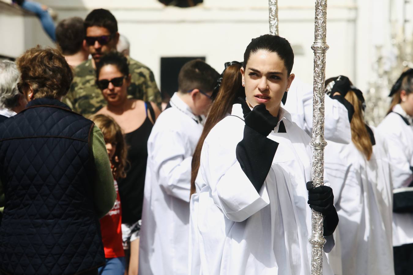 La hermandad de la Soledad y el Santo Entierro en el Sábado Santo de Cádiz