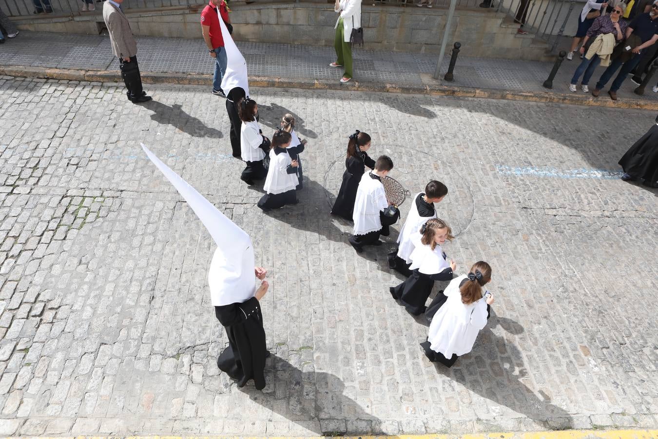 La hermandad de la Soledad y el Santo Entierro en el Sábado Santo de Cádiz