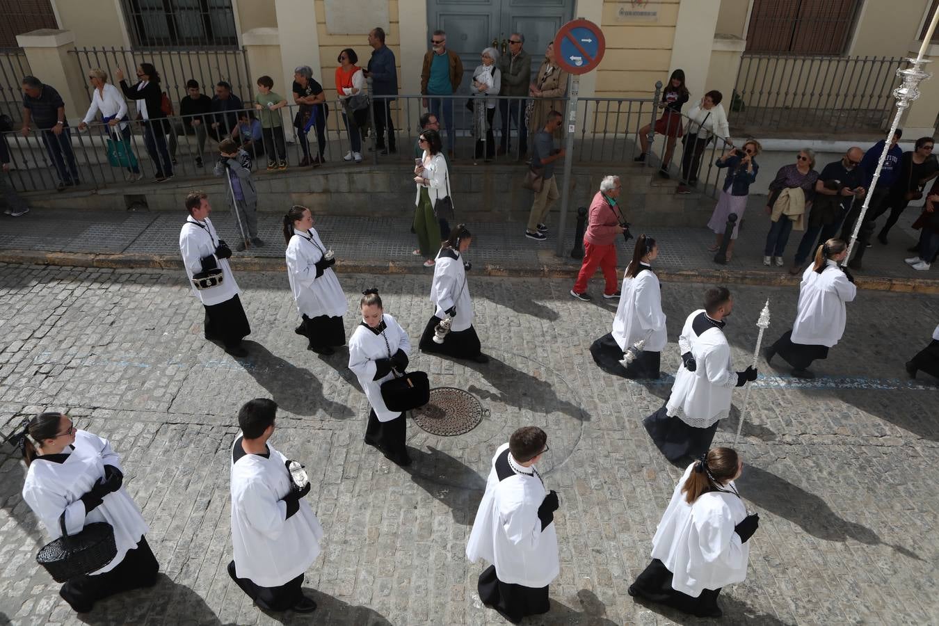 La hermandad de la Soledad y el Santo Entierro en el Sábado Santo de Cádiz
