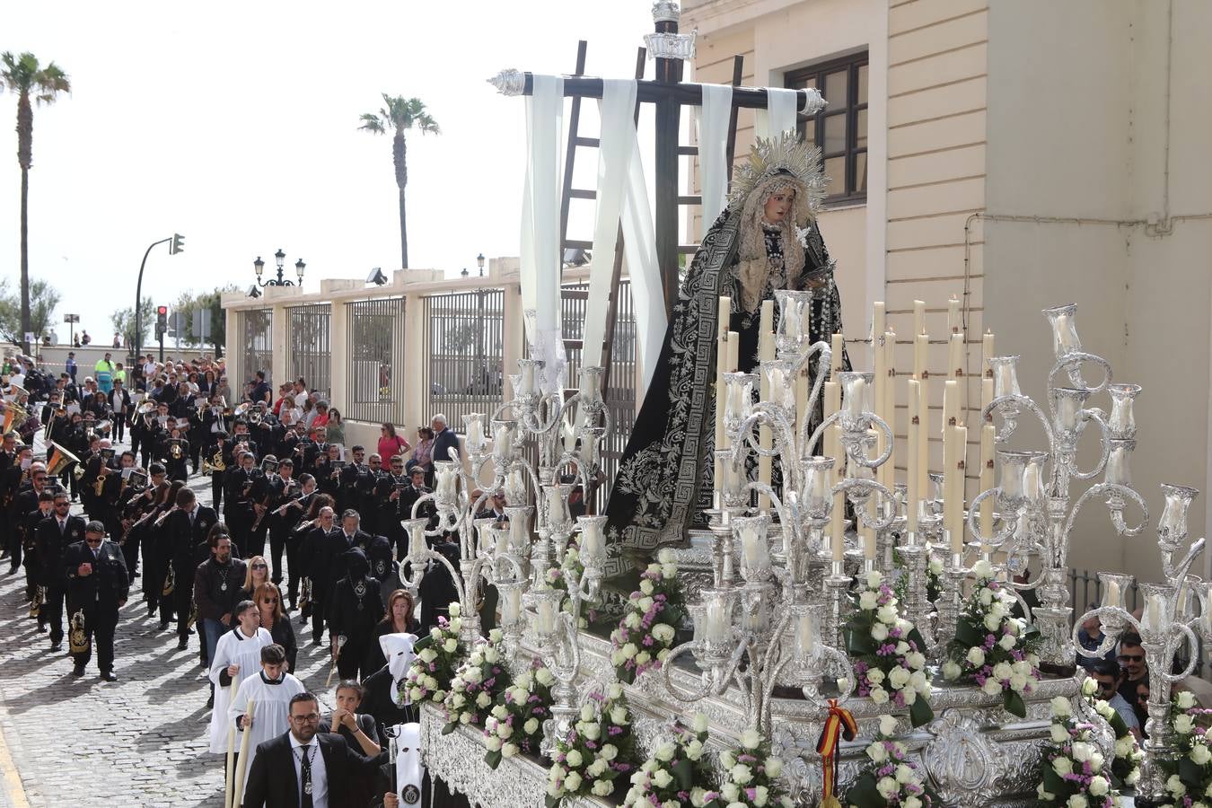 La hermandad de la Soledad y el Santo Entierro en el Sábado Santo de Cádiz