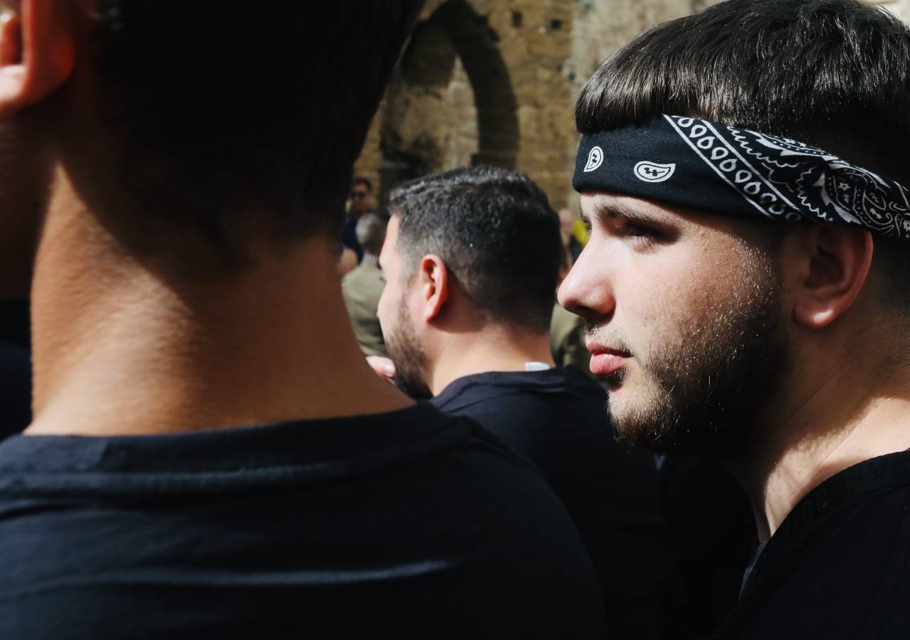 La hermandad de la Soledad y el Santo Entierro en el Sábado Santo de Cádiz