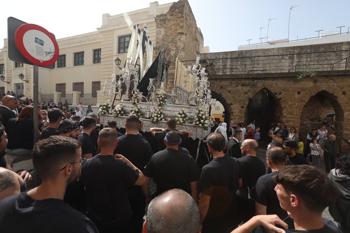 La hermandad de la Soledad y el Santo Entierro en el Sábado Santo de Cádiz