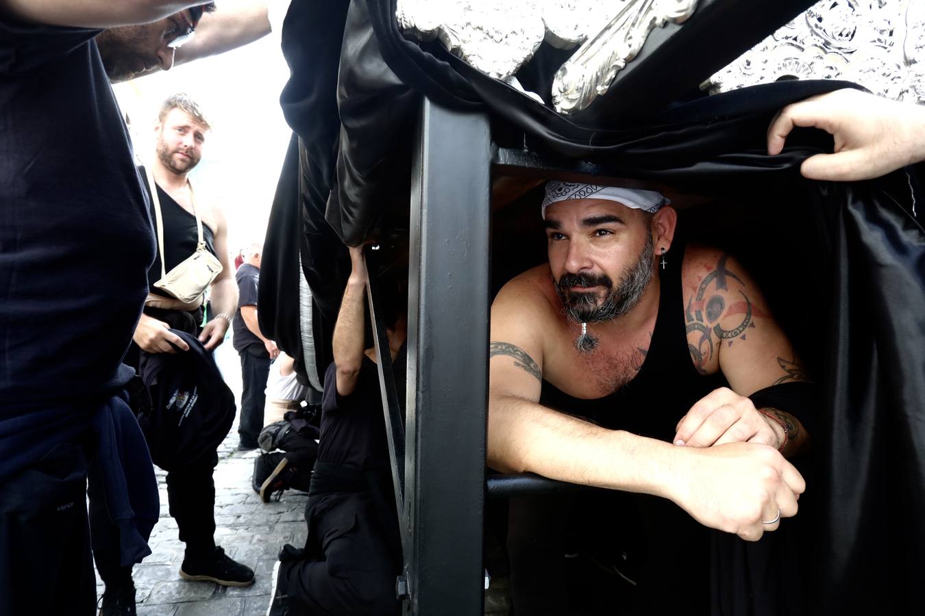 La hermandad de la Soledad y el Santo Entierro en el Sábado Santo de Cádiz