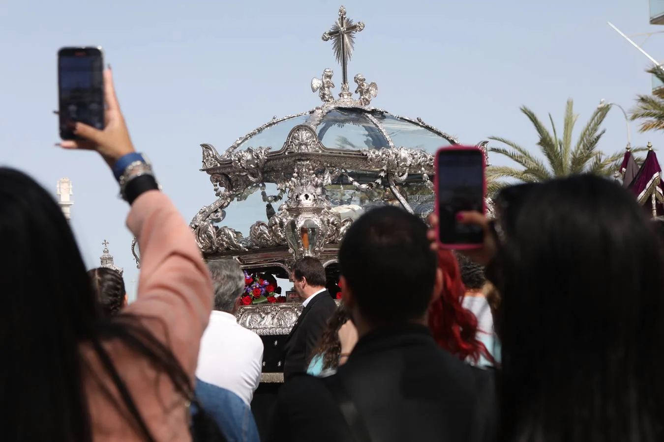 La hermandad de la Soledad y el Santo Entierro en el Sábado Santo de Cádiz