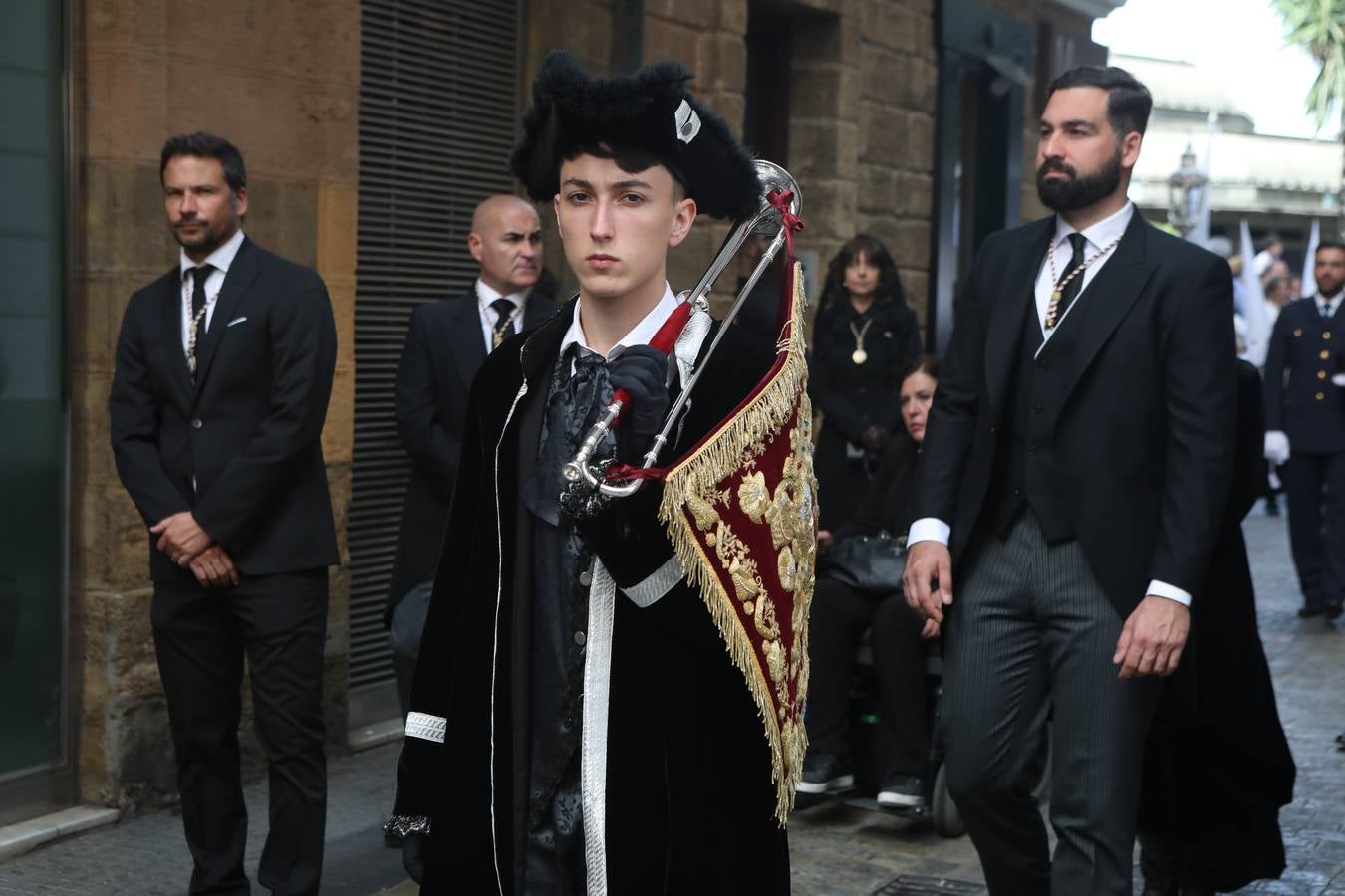La hermandad de la Soledad y el Santo Entierro en el Sábado Santo de Cádiz