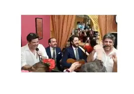 Estopa sorprende en Sevilla cantando en una caseta de la Feria de Abril