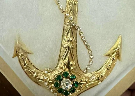 Imagen secundaria 1 - Roban varias joyas de la Virgen de la Esperanza del Nazareno del Amor