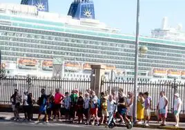 Casi 14.000 personas desembarcan en Cádiz a bordo de tres cruceros