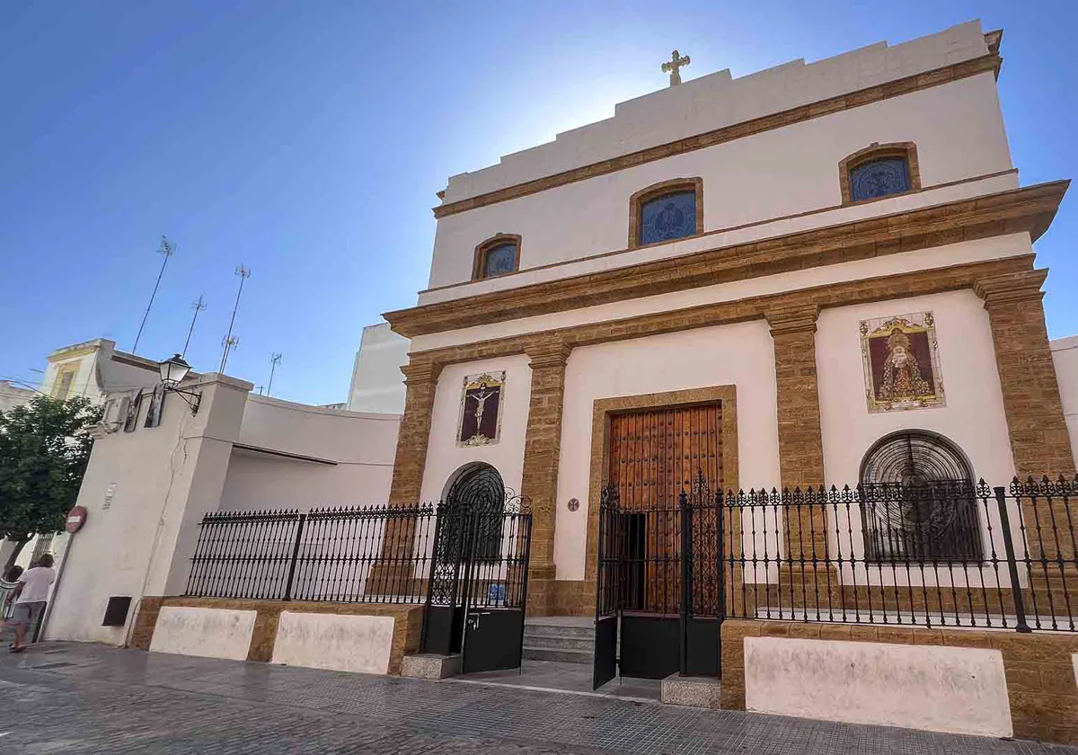 Fachada de la iglesia Castrense de Cádiz recién arreglada