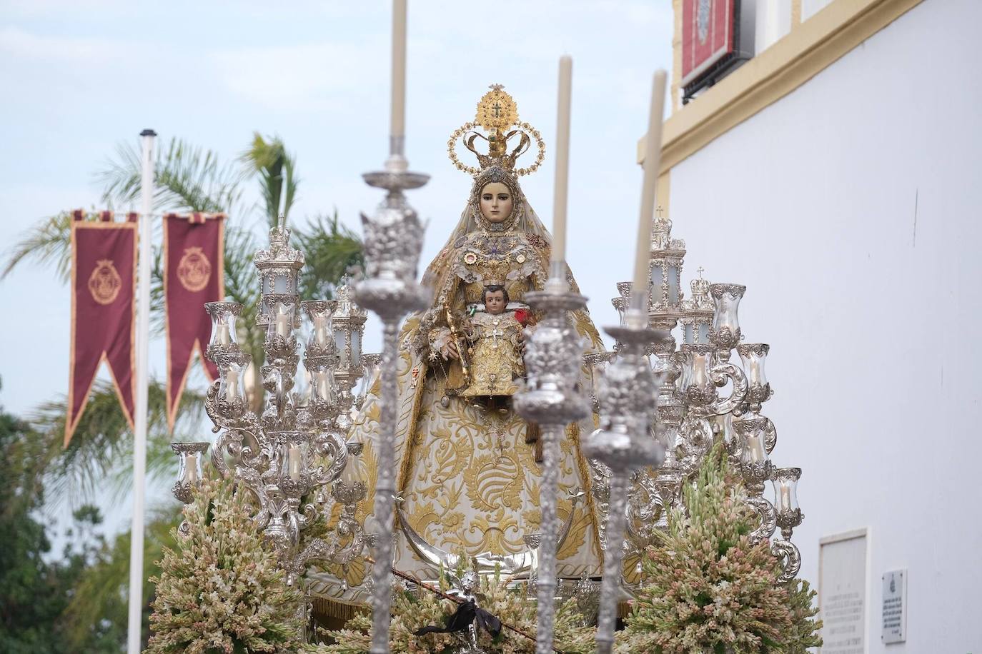 La Virgen del Rocío entra en su templo tras cerca de diez horas de procesión