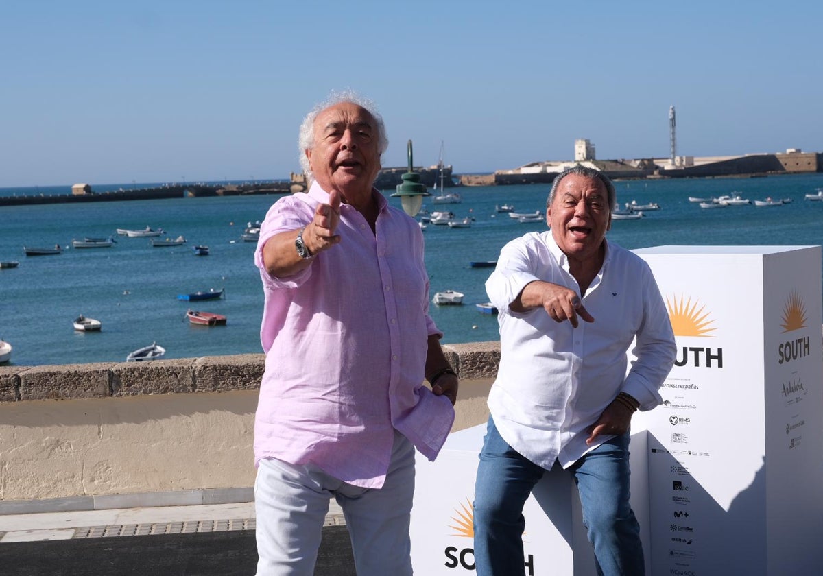 Los del Río posando en el photocall de la Caleta.