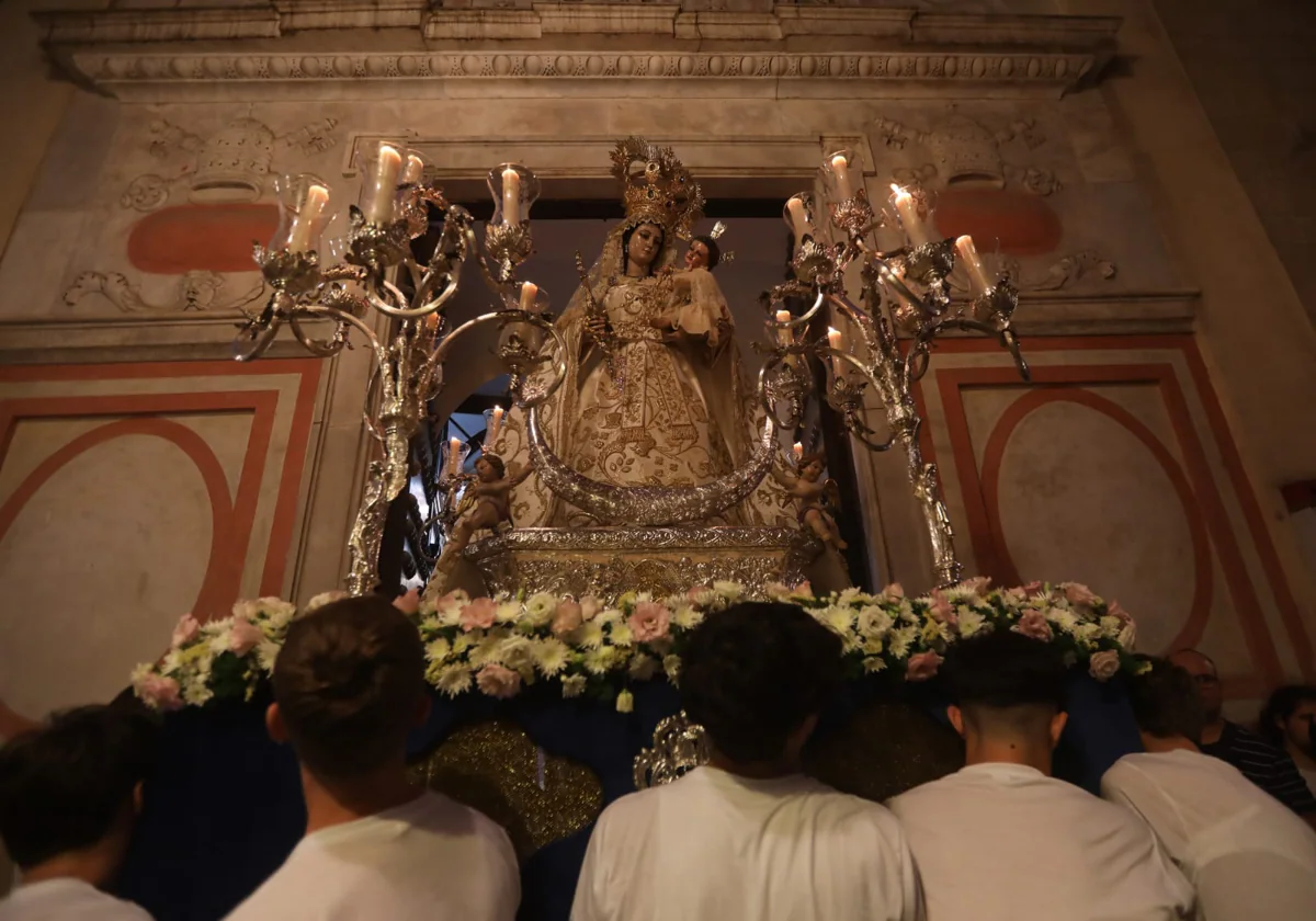Virgen del Rosario de la parroquia del Rosario de Cádiz, a su salida