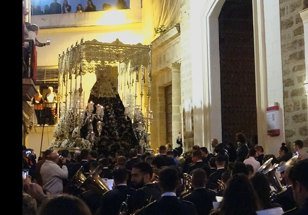 La banda Enrique Galán tras la Virgen de los Dolores del Nazareno