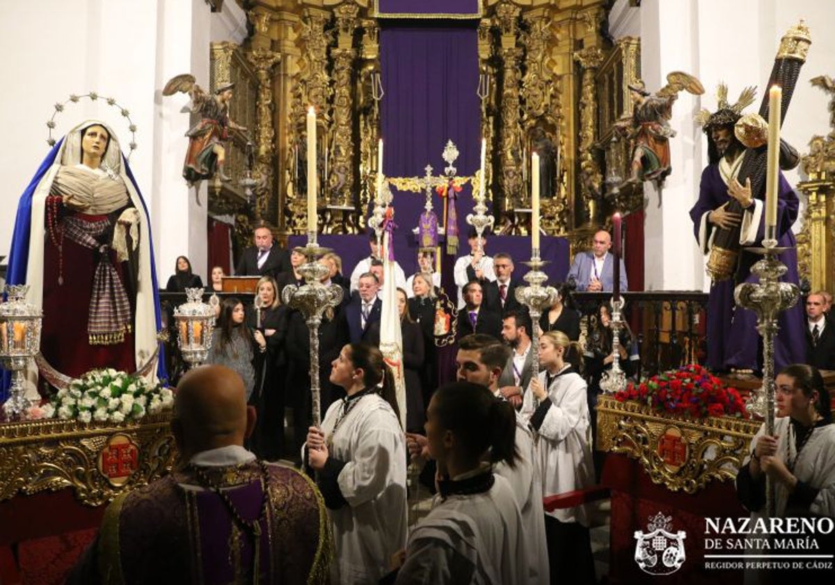 Los titulares del Nazareno durante el traslado al altar mayor