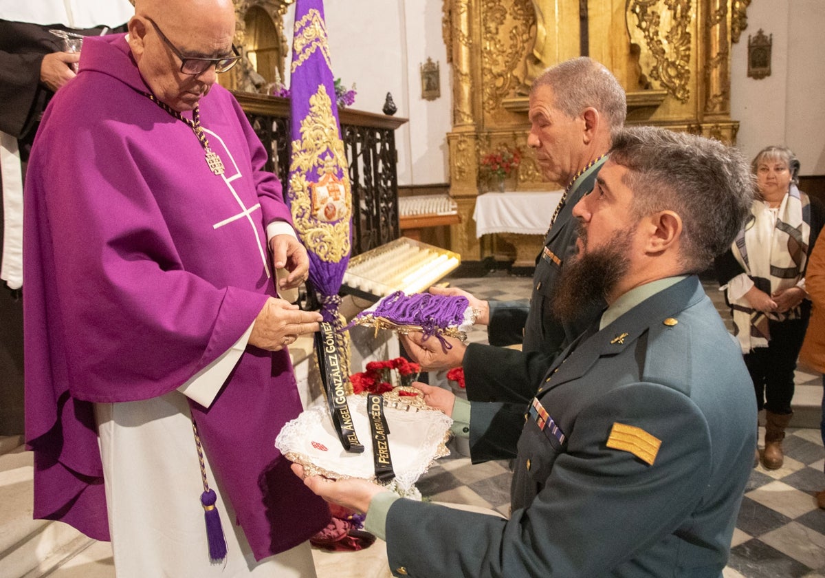 Crespones negros en los pasos de la cofradía del Nazareno este Jueves Santo por los dos guardias civiles asesinados en Barbate