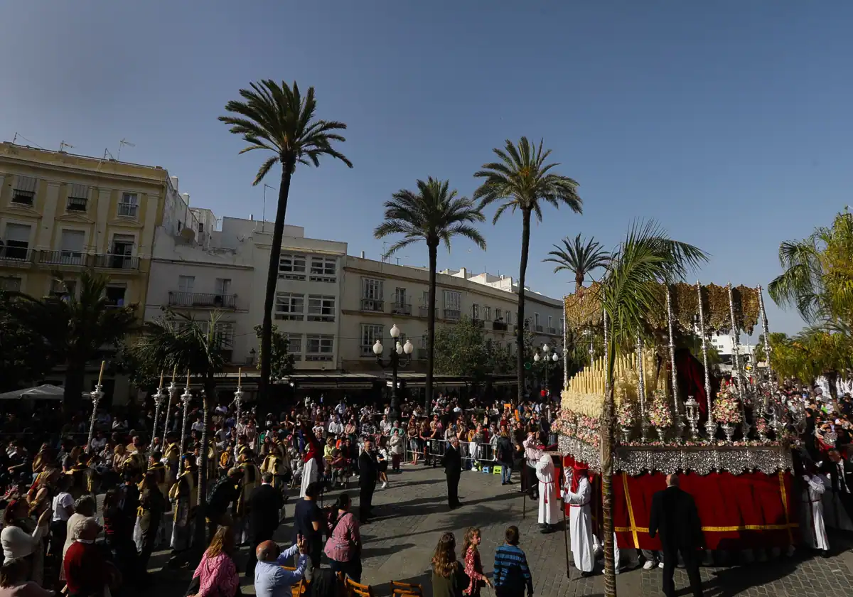 Plaza de San Juan de Dios con la Virgen del Buen Fin