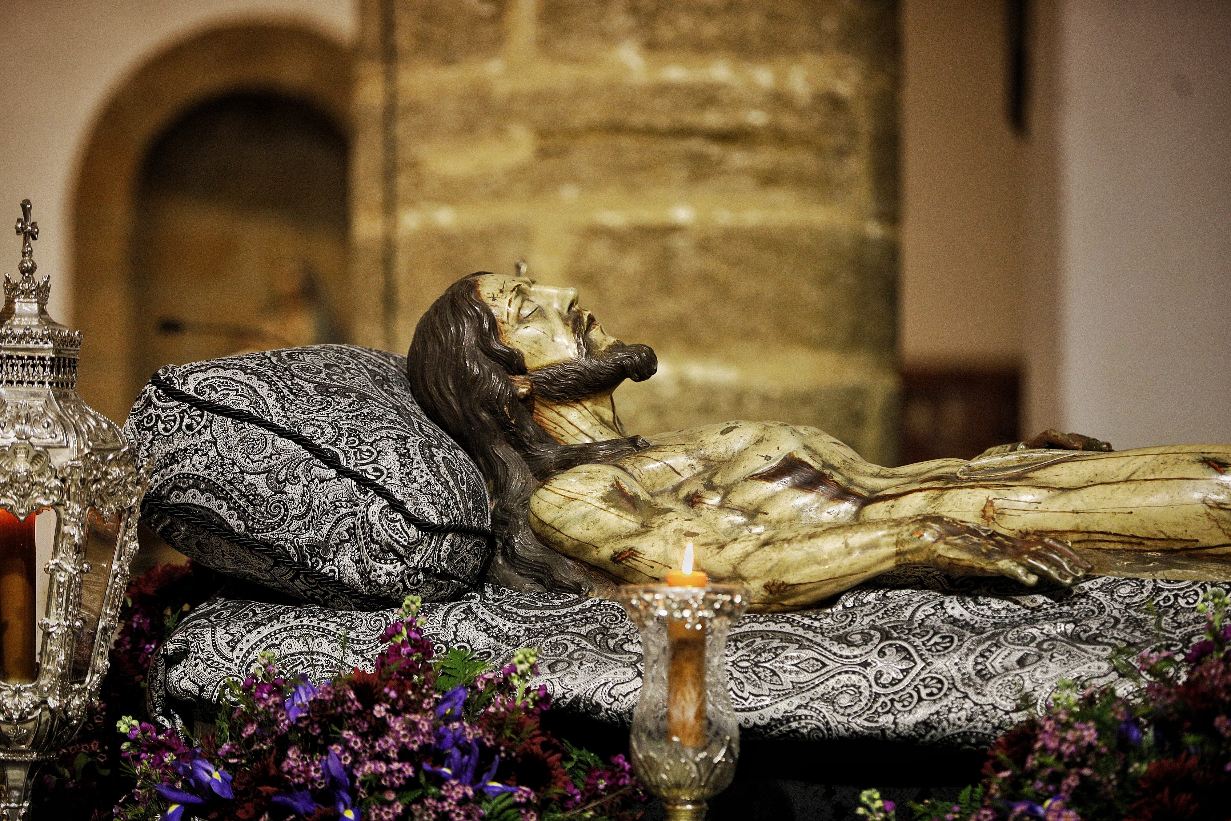 La lluvia desluce el Vía Crucis del Señor Yacente