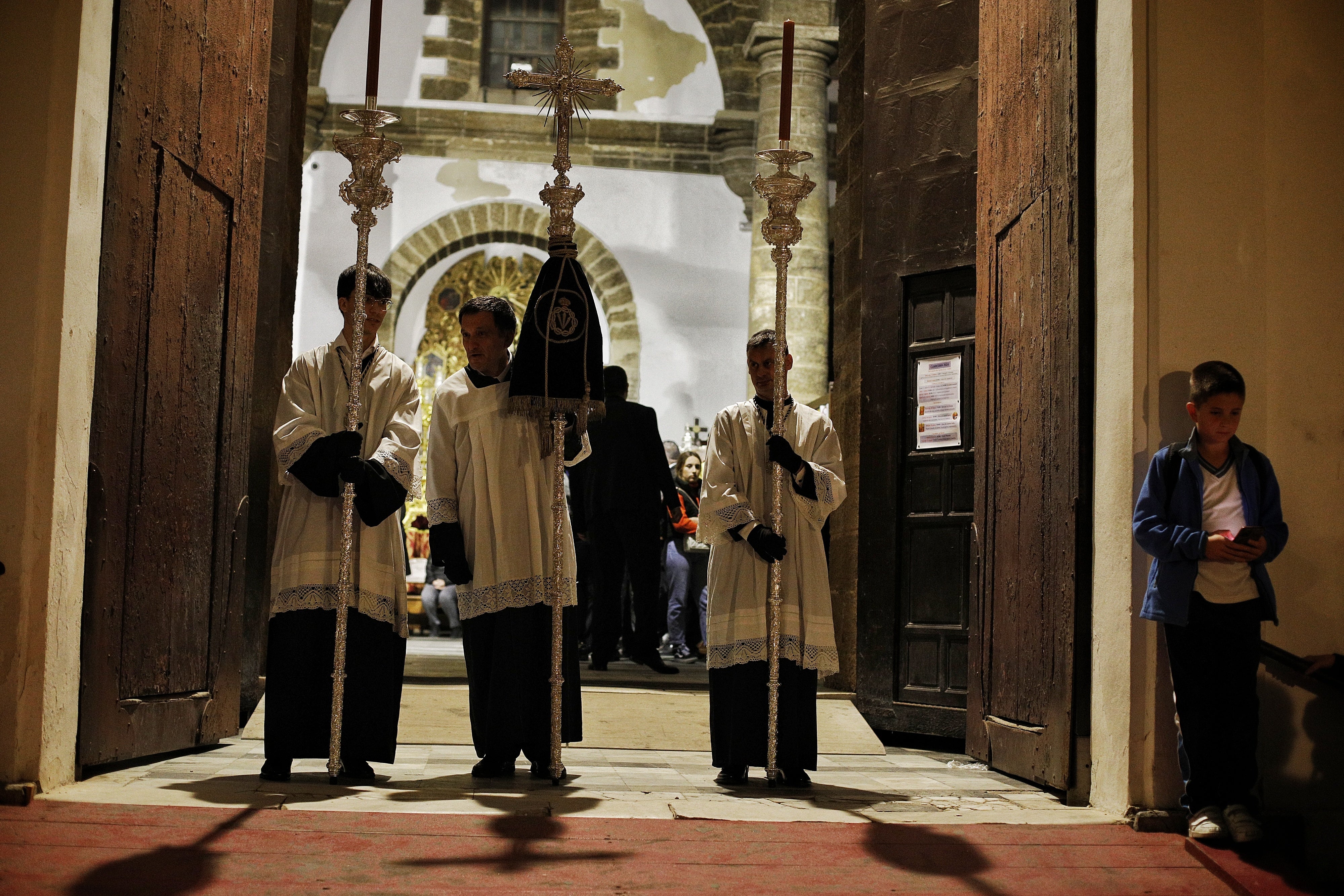 La lluvia desluce el Vía Crucis del Señor Yacente