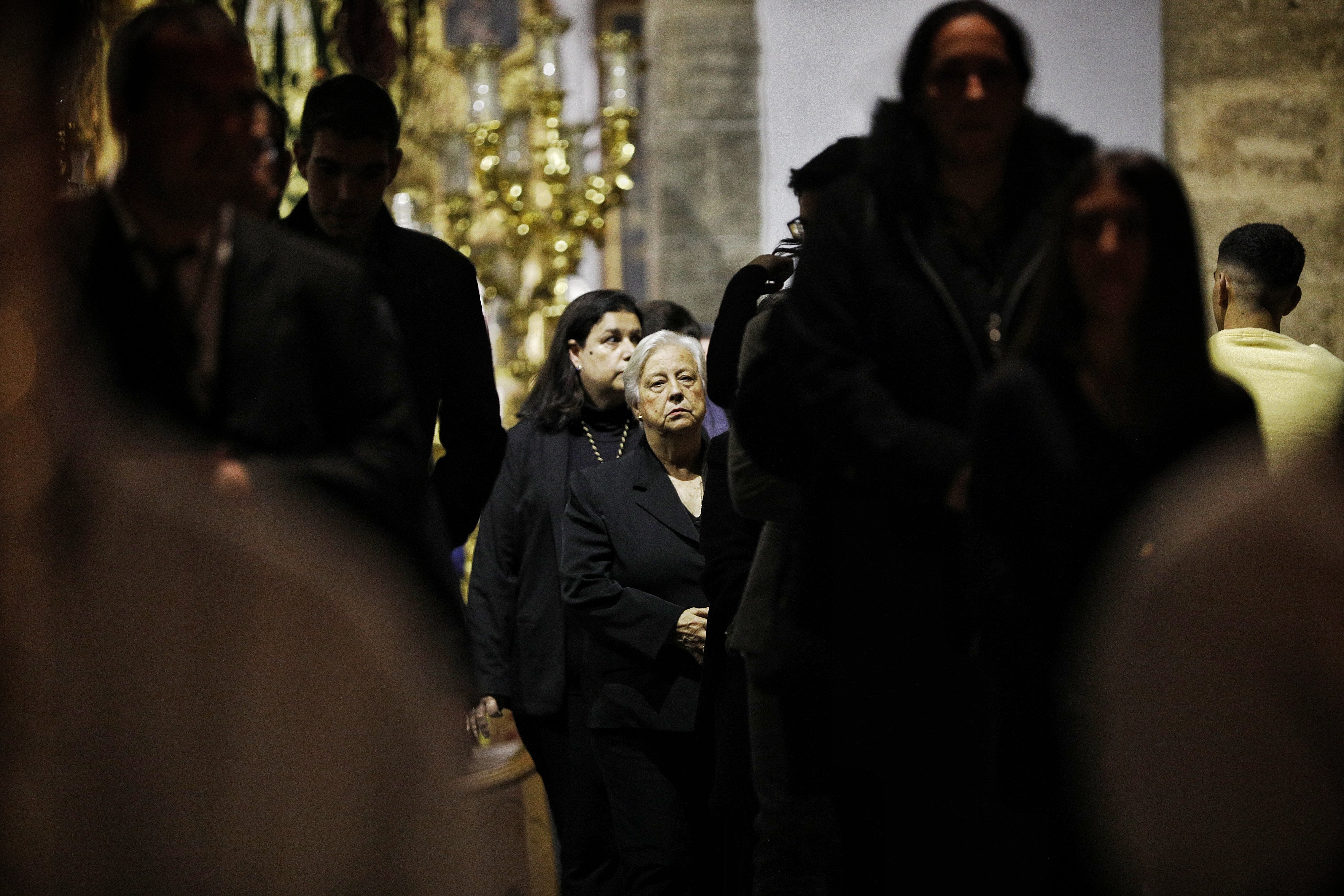 La lluvia desluce el Vía Crucis del Señor Yacente