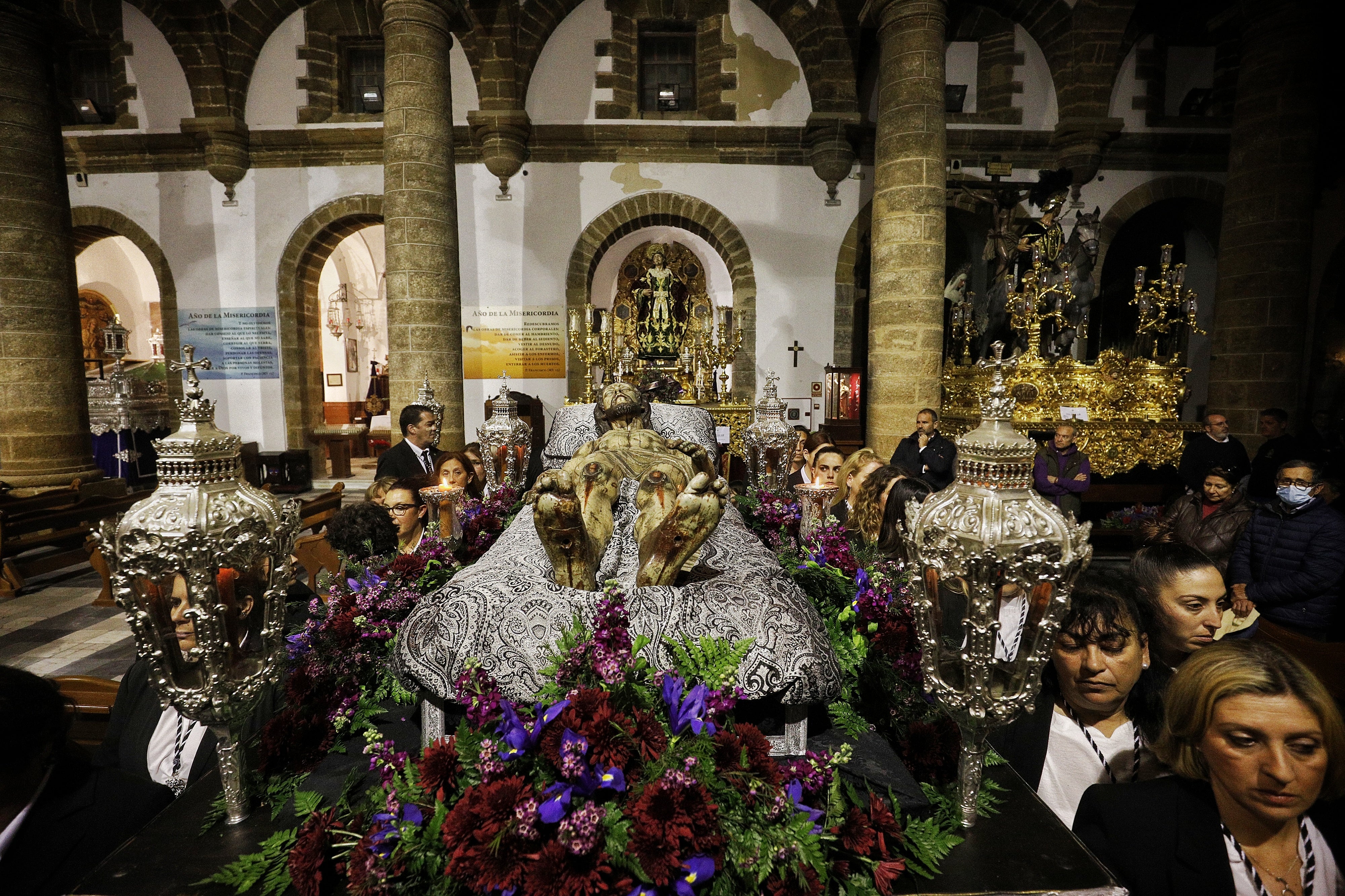 La lluvia desluce el Vía Crucis del Señor Yacente