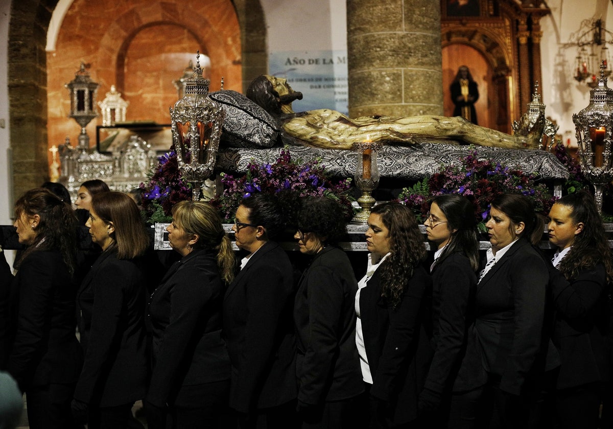 La lluvia desluce el Vía Crucis del Señor Yacente