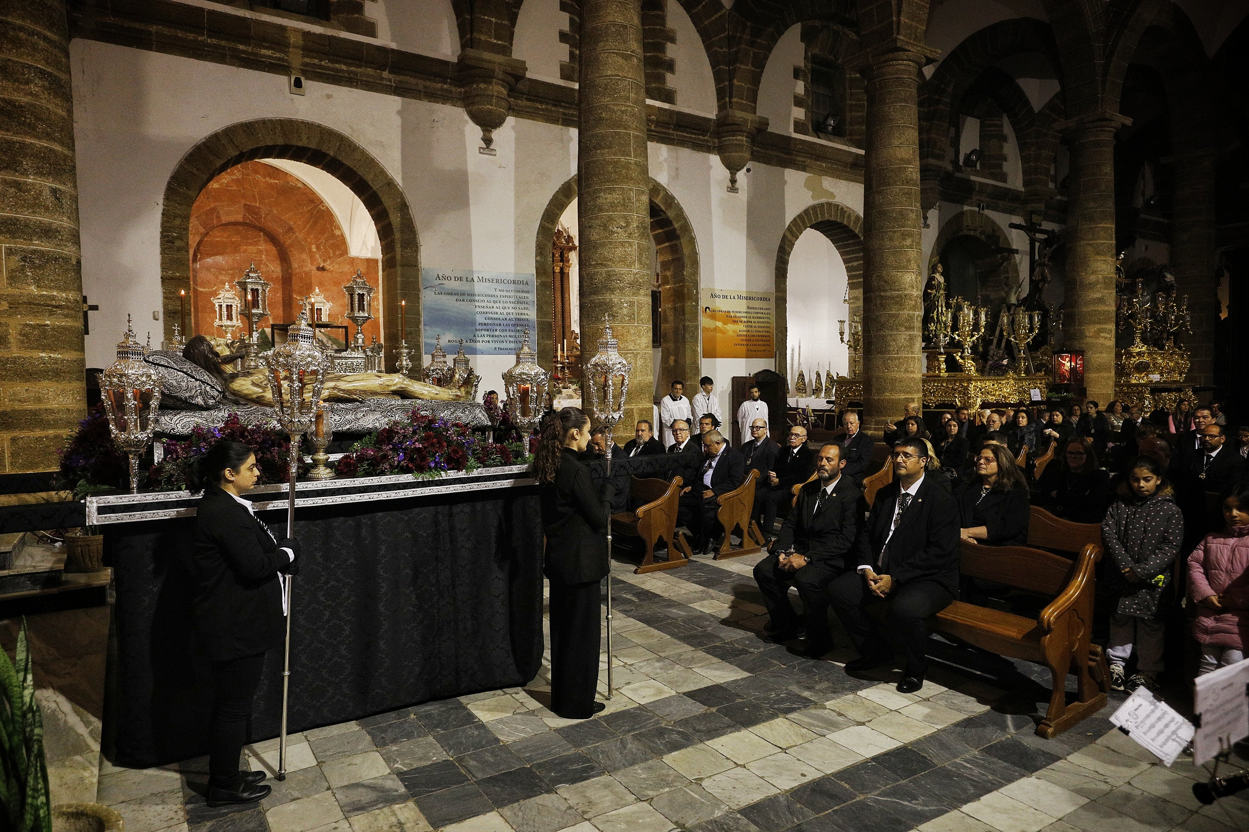 La lluvia desluce el Vía Crucis del Señor Yacente