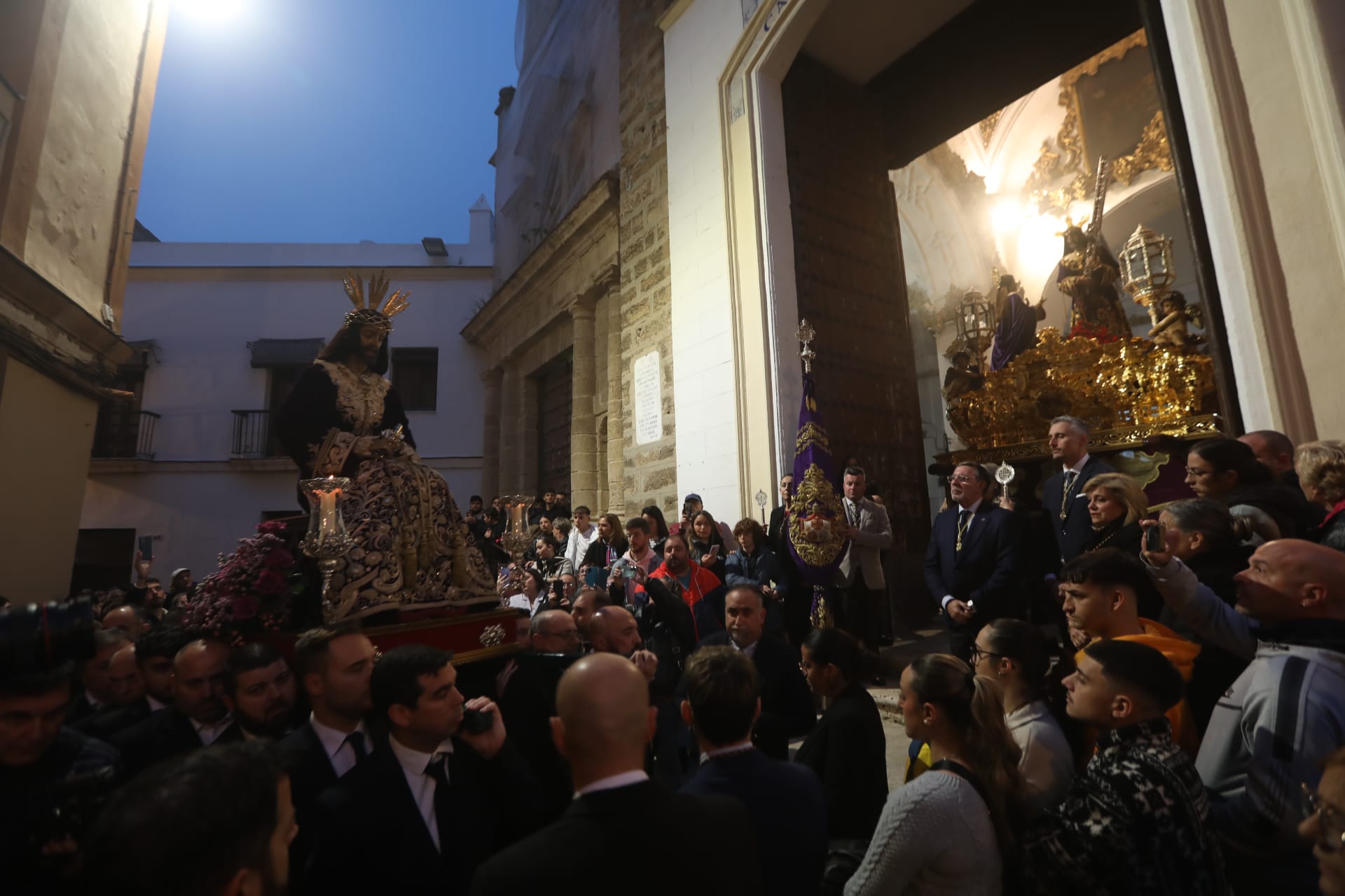 Emotivo Vía Crucis por el barrio de Santa María con Jesús de la Salud