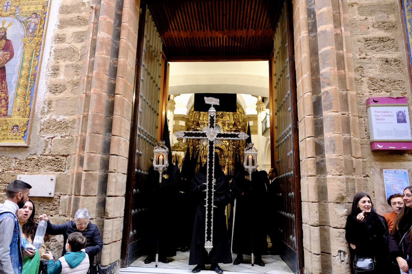 Fotos: Servitas en el Viernes de Dolores de la Semana Santa de Cádiz 2024