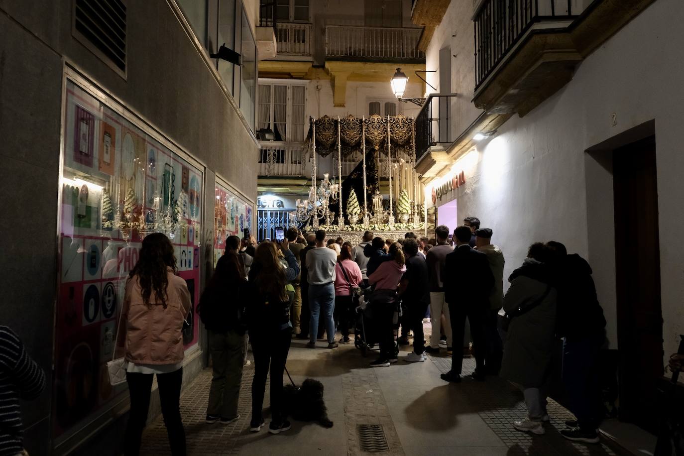 Fotos: Servitas en el Viernes de Dolores de la Semana Santa de Cádiz 2024