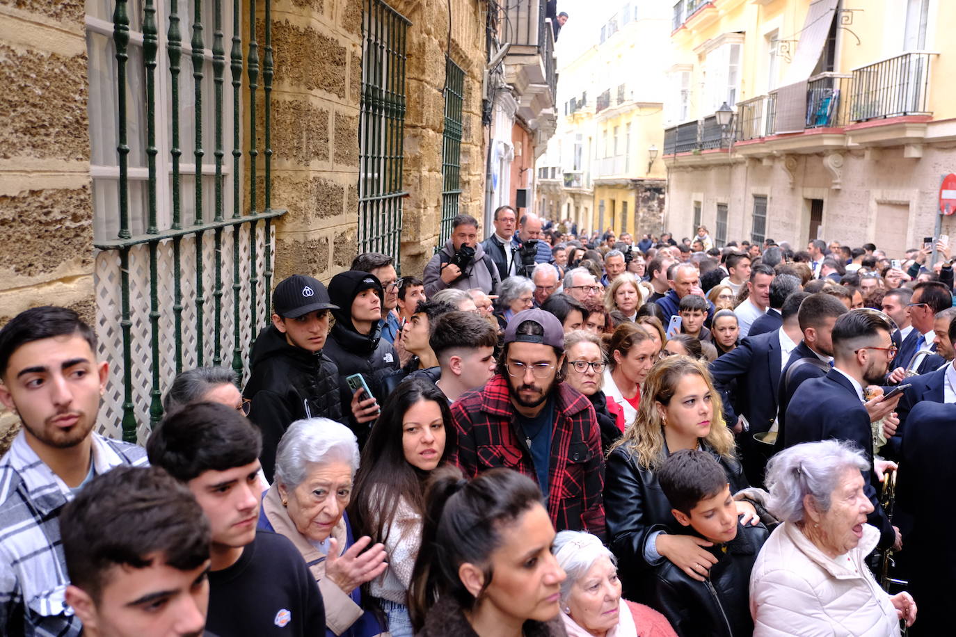 Fotos: Servitas en el Viernes de Dolores de la Semana Santa de Cádiz 2024