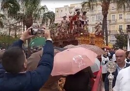 Vídeo: El Despojado acelera el paso con motivo de la lluvia y se refugia en Catedral
