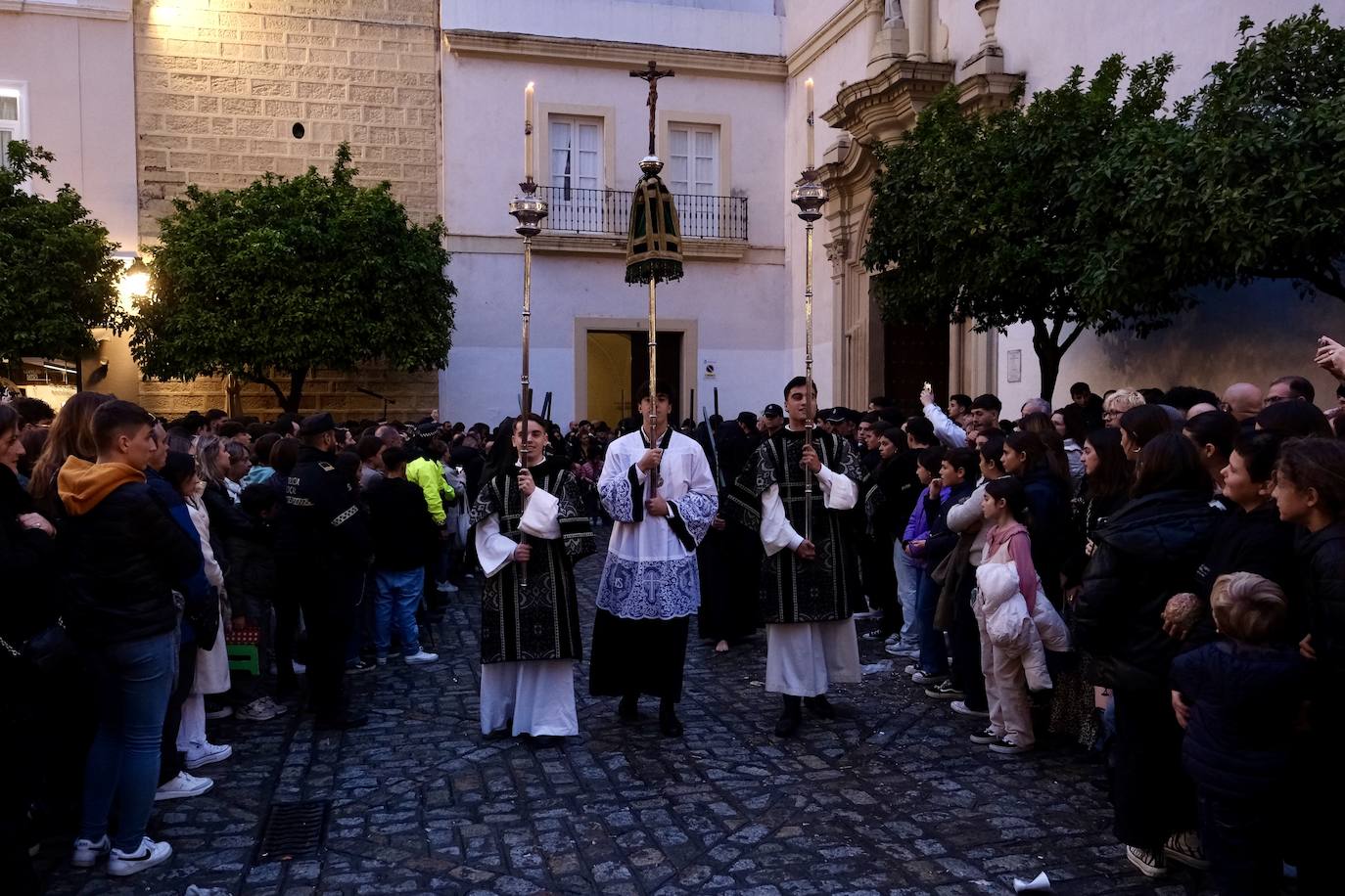 Fotos: Vera-Cruz en el Lunes Santo de la Semana Santa de Cádiz 2024