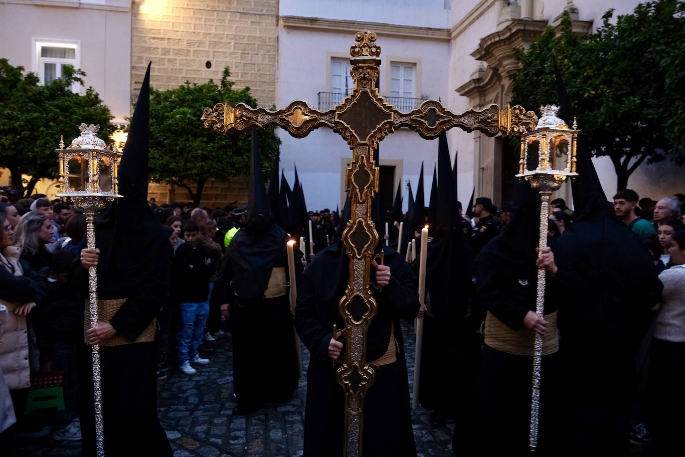 Fotos: Vera-Cruz en el Lunes Santo de la Semana Santa de Cádiz 2024