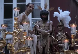 El cantaor Maunel Gago le dedica una saeta al Cristo del Ecce Homo a su salida.