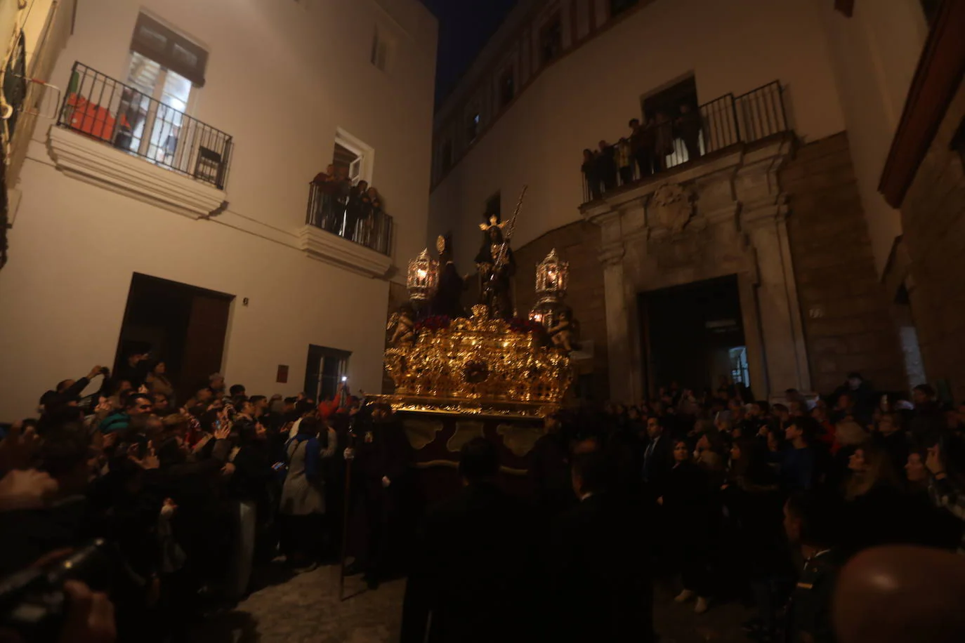 Jueves Santo en Cádiz, en directo: el Nazareno, con la de idea de salir