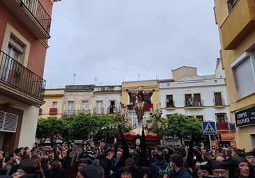 El Cristo no se queda en casa, ni Las Viñas tampoco, en el Viernes Santo de Jerez